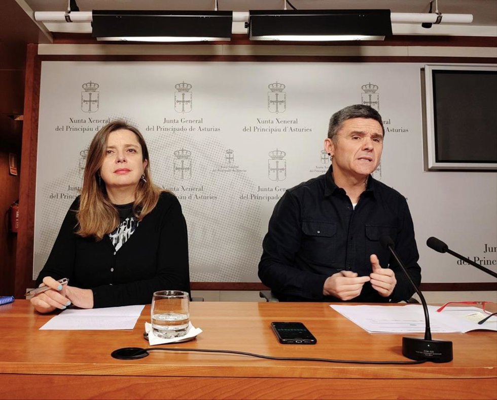 Archivo - El portavoz parlamentario de Podemos Asturies, Rafael Palacios, y la portavoz municipal de Somos OviedoAna Taboada en rueda de prensa.