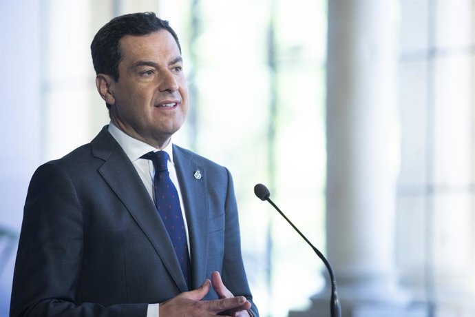 El presidente de la Junta de Andalucía, Juanma Moreno, comparece ante los medios de comunicación. A 18 de abril de 2023, en Sevilla (Andalucía, España). El presidente de la Junta, Juanma Moreno, ha presidido hoy martes, una reunión con un comité de expe