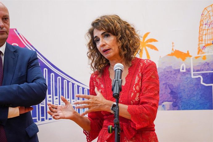 La ministra de Hacienda y Función Pública, María Jesús Montero, atiende a los medios de comunicación,, a 21 de abril de 2023, en Sevilla, (Andalucía, España. La ministra de Hacienda y Función Pública, María Jesús Montero, realiza una visita instituciona