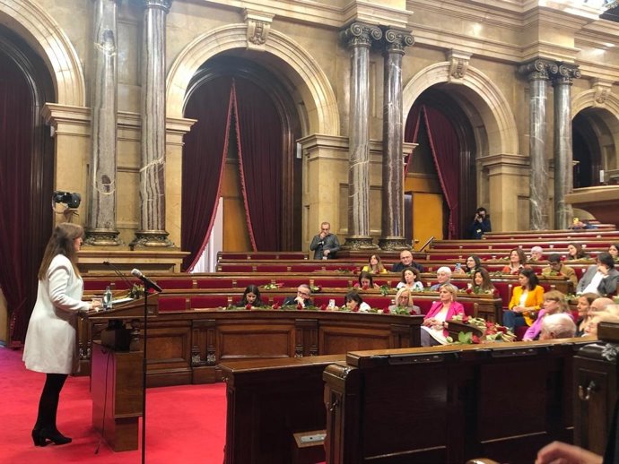 La presidenta de Junts, Laura Borrs, durante su intervención en el acto de celebración de Sant Jordi en el Parlament.