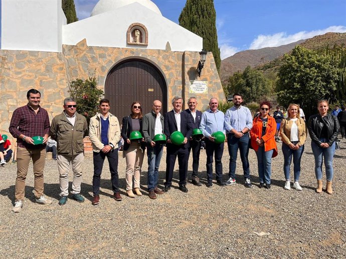 'Cascos Verdes' Es Una Iniciativa De Cifal Málaga Y Amazon, Que Cuenta Con La Colaboración De La Junta De Andalucía. Representantes De Estas Instituciones Y Los Alcaldes De Estepona, Casares, Júzcar Y Genalguacil Han Asistido Al Acto.