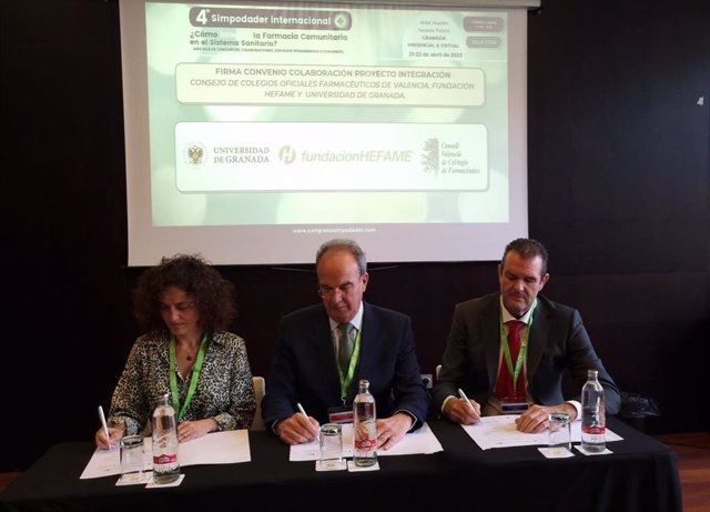 De Izquierda A Derecha, La Presidenta Del Consejo Valenciano De Colegios De Farmacéuticos, Rosa Arnau, El Director De La OTRI, Fernando Martínez Y El Presidente De Grupo Hefame, Enrique Ayuso, En El Momento De La Firma Del Convenio.