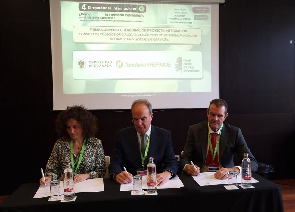 De Izquierda A Derecha, La Presidenta Del Consejo Valenciano De Colegios De Farmacéuticos, Rosa Arnau, El Director De La OTRI, Fernando Martínez Y El Presidente De Grupo Hefame, Enrique Ayuso, En El Momento De La Firma Del Convenio.