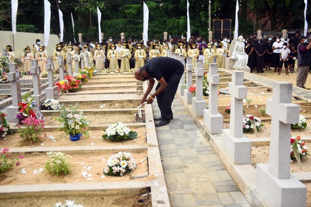Archivo - (210421) -- NEGOMBO (SRI LANKA), April 21, 2021 (Xinhua) -- A man pays tribute to a victim of the Easter Sunday terror attacks at a cemetery in Negombo, Sri Lanka, on April 21, 2021. Sri Lanka commemorated the second anniversary of the Easter Su