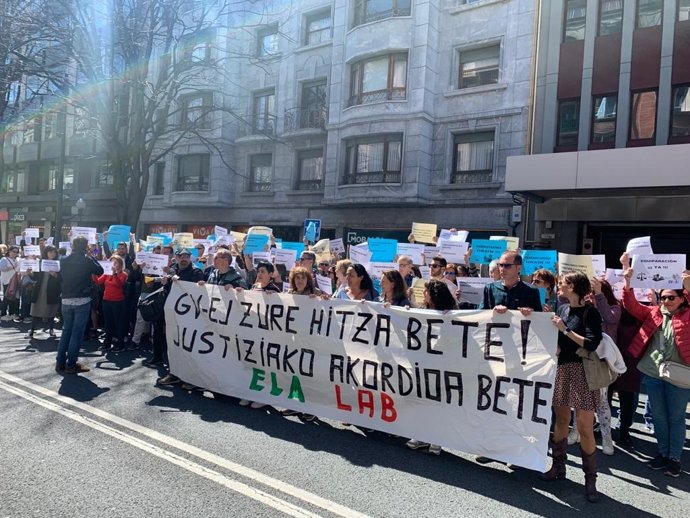 Una concentración de ELA y LAB Justicia ante  la sede del Gobierno Vasco en Bilbao
