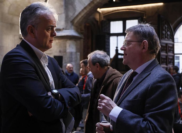 Archivo - El president de la Generalitat, Ximo Puig (2i), conversa con el vicepresidente segundo y conseller de Vivienda y Arquitectura Bioclimática, Héctor Illueca (1i).