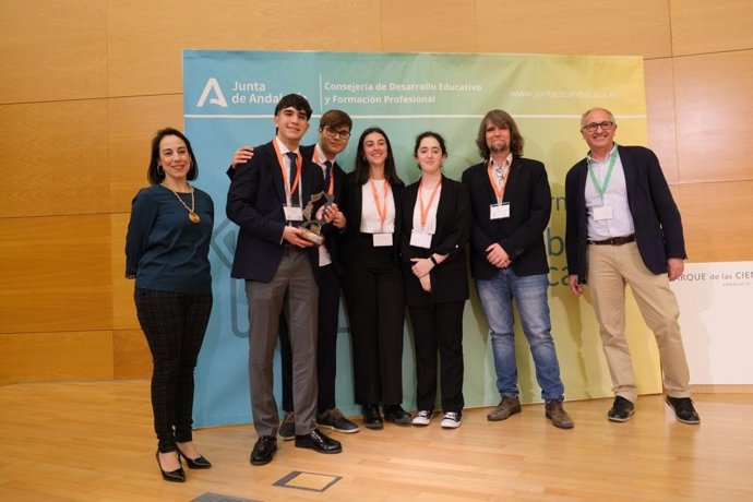 Dos institutos de Sevilla y uno de Cádiz, ganadores del IV Torneo de Debate Educativo.