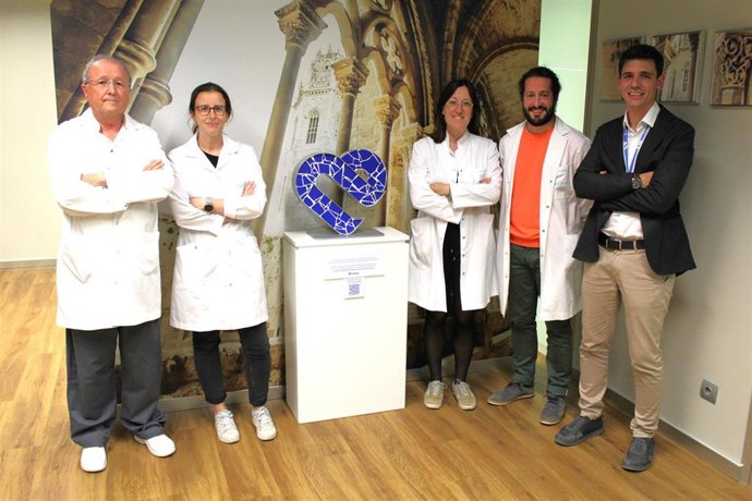 Ricard Recasens, Marina Riera, Meritxell Palomera y Pep Auguet (Urología de Vithas Lleida) con el director gerente del centro Josep Morera