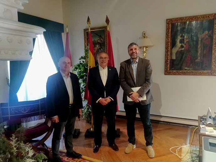 Avelino Fernández, de CEOE, Pedro Cabrero, vicepresidente de la Diputación de Ávila, y Ricardo Reier, director de la Cátedra Universidad Católica de Ávila-CEOE Ávila.