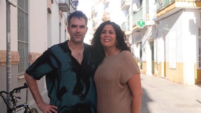 La candidata de Adelante a la Alcaldía, Sandra Heredia, con el músico Curro Morales, de Califato 3/4.