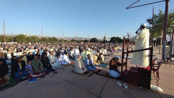 Miles de musulmanes celebran el fin del Ramadán con un rezo multitudinario en Almería