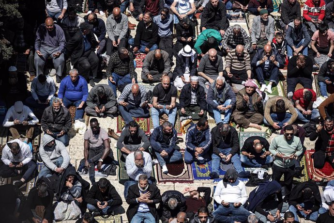 Un grupo de musulmanes rezando en la mezquita de Al Aqsa, situada en la Explanada de las Mezquitas de Jerusalén