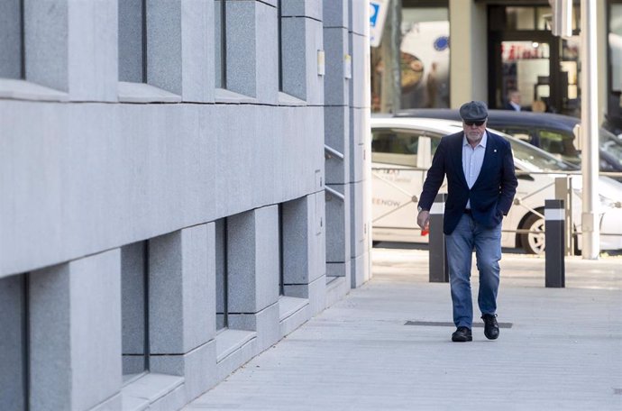 El excomisario José Manuel Villarejo a su llegada a la Audiencia Nacional, a 12 de abril de 2023, en Madrid (España). El juez de la Audiencia Nacional encargado de la instrucción de la macrocausa 'Tándem' ha citado hoy, como investigados, a José Manuel 