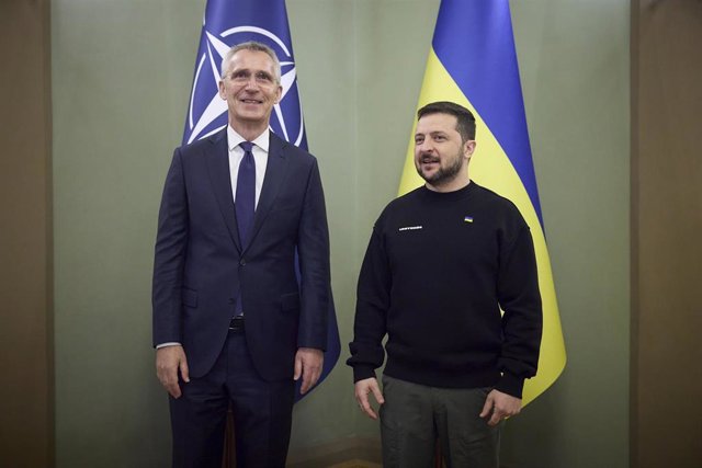 El secretario general de la OTAN, Jens Stoltenberg, y el presidente de Ucrania, Volodimir Zelenski, reunidos en Kiev