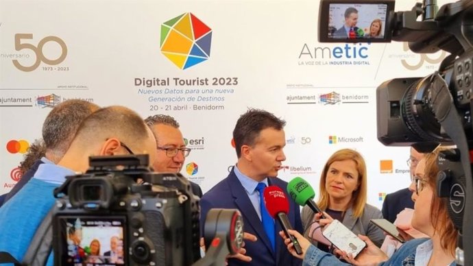 El ministro de Industria, Comercio y Turismo, Héctor Gómez, en Benidorm.