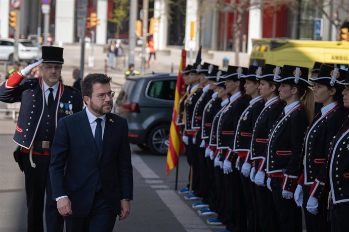 El presidente de la Generalitat, Pere Aragons, durante el pase de revista en el acto nacional del Dia de les Esquadres