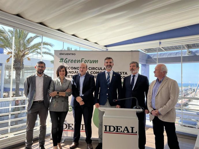El consejero de Sostenibilidad, Medio Ambiente y Economía Azul de la Junta de Andalucía, Ramón Fernández-Pacheco, participa en el 'Green Forum' de Ideal.