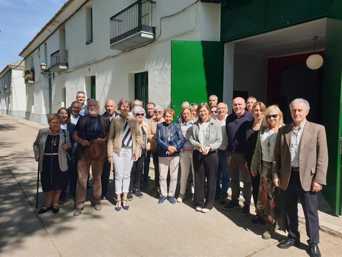 Foto de grupo a la entrada del edificio del teatro en El Bocal, con la consejera Esnaola, la presidenta de la CHE, el director del documental, Eugenio Monesma, con autoridades de la zona y personas que trabajaron en su día en el lugar.