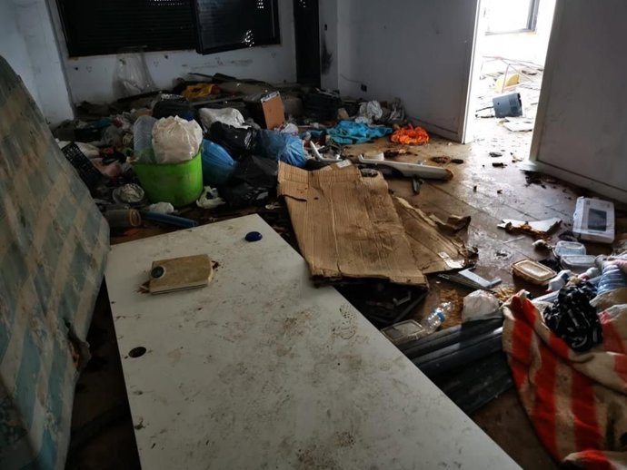 El Ayuntamiento de Zaragoza acometerá, de forma subsidiaria y urgente, la limpieza y desinfección del edificio okupado y siniestrado en el portal 83 de la calle de Compromiso de Caspe, propiedad de una entidad bancaria.