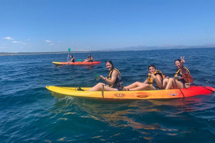 Adolescentes disfrutando de la actividad de piragüismo del programa Acampaesport.