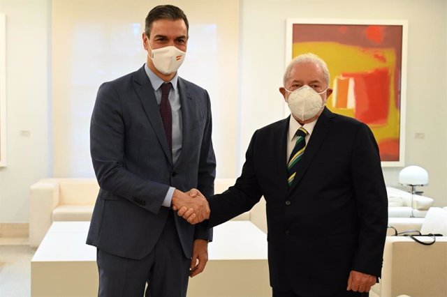 Archivo - El presidente del Gobierno y el expresidente de Brasil Lula da Silva se reúnen en Moncloa.