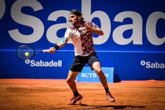 Stefanos Tsitsipas of Greece in action against Denis Shapovalov of Canada during the Barcelona Open Banc Sabadell 2023, ATP 500 tennis tournament on April 20, 2023 in Barcelona, Spain - Photo Felipe Mondino / LiveMedia / DPPI