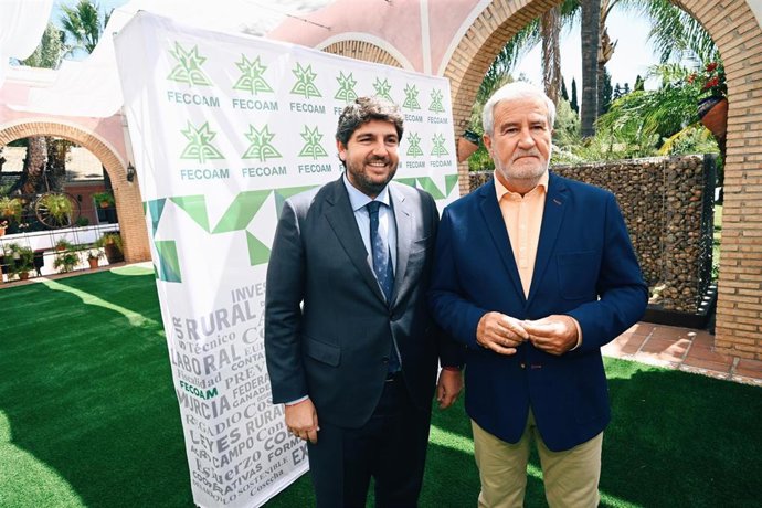 López Miras y Santiago Martínez, durante la clausura de la Asamblea General Ordinaria de la Federación de Cooperativas Agrarias de Murcia (Fecoam),