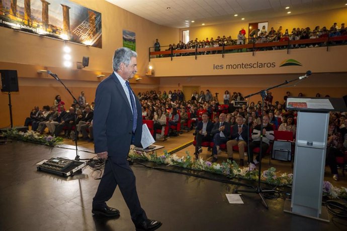 El Presidente De Cantabria, Miguel Ángel Revilla, Y La Consejera De Educación Y Formación Profesional, Marina Lombó, Asisten A La Clausura De La Primavera Cultural En El IES Montesclaros