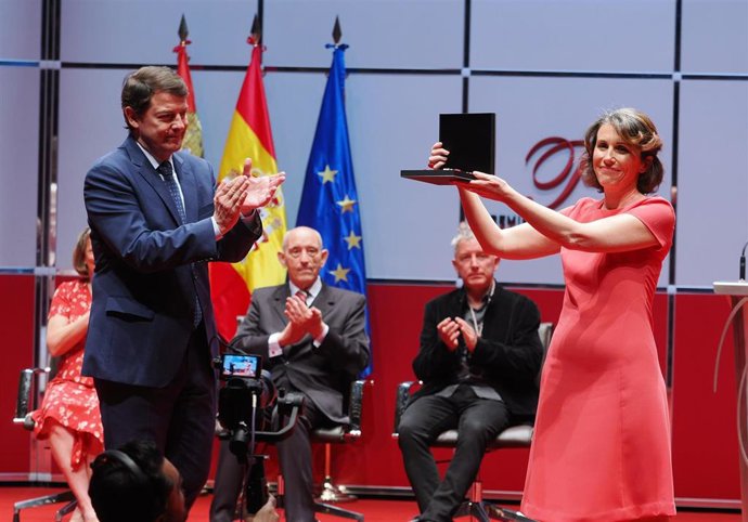 Recoge el premio en representación de Fernando Sánchez Dragó su hija