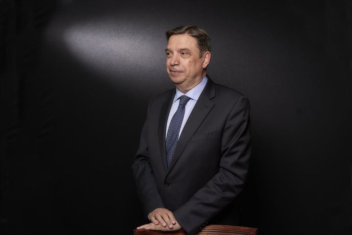Archivo - El ministro de Agricultura, Pesca y Alimentación, Luis Planas, posa para Europa Press, a 11 de abril de 2022, en Madrid (España). Luis Planas es inspector de trabajo, diplomático, político y, actualmente, ministro de Agricultura, Pesca y Alime