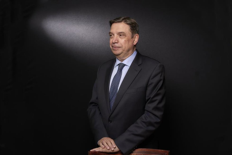 Archivo - El ministro de Agricultura, Pesca y Alimentación, Luis Planas, posa para Europa Press, a 11 de abril de 2022, en Madrid (España). Luis Planas es inspector de trabajo, diplomático, político y, actualmente, ministro de Agricultura, Pesca y Alime
