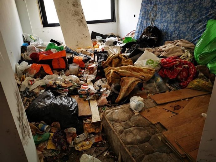 Estado de una habitación tras el incendio originado este miércoles por la noche en el edificio de la calle Compromiso de Caspe, 83, en el distrito zaragozano de Las Fuentes.