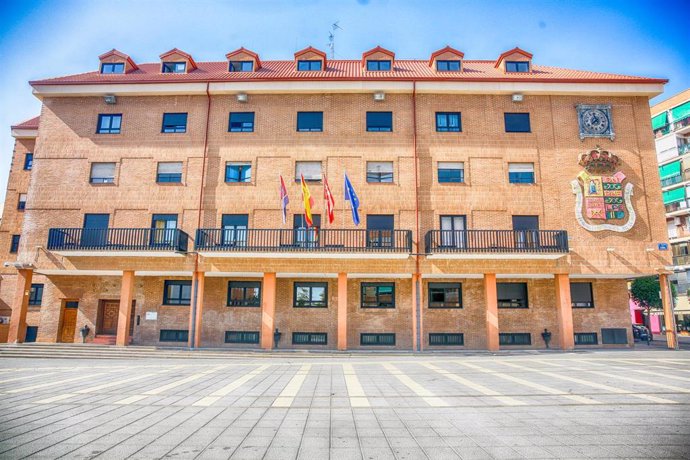 Archivo - Imagen de la fachada del Ayuntamiento de Móstoles (Madrid).