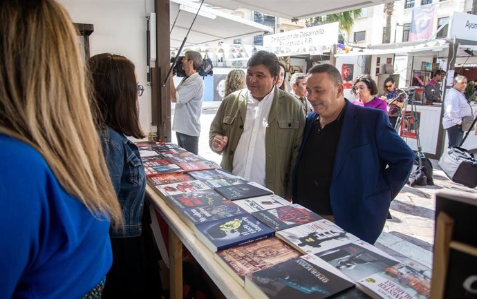 El alcalde de Huelva, Gabriel Cruz, en la inauguración de la 47 Feria del Libro de la capital.