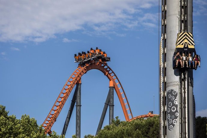 Archivo - Abismo y lanzadera en el Parque de Atracciones de Madrid