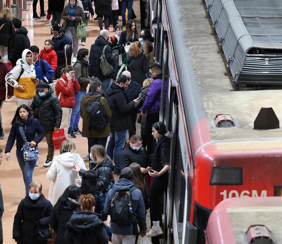 Archivo - Varias personas con y sin mascarilla entran y salen de un vagón del tren 