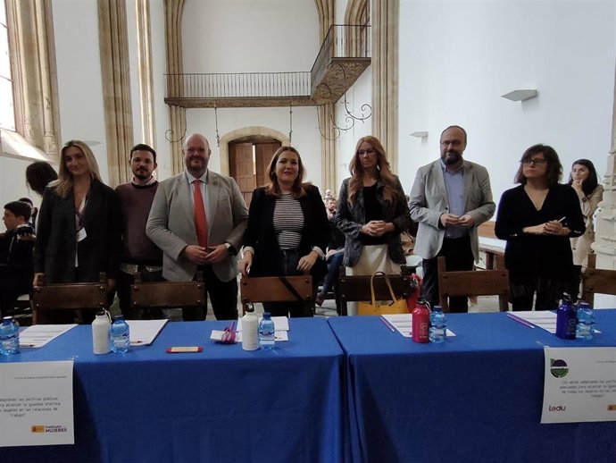 La secretaria de Estado de Igualdad y Contra la Violencia de Género, Ángela Rodríguez (centro), en el VI Foro de Debate Estudiantil sobre políticas públicas de igualdad en la USAL