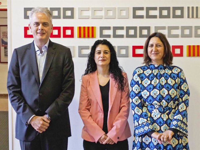 Ana García, secretaria general de CCOO PV, (c), s ereñune con Héctor Illueca y Rosa Pérez