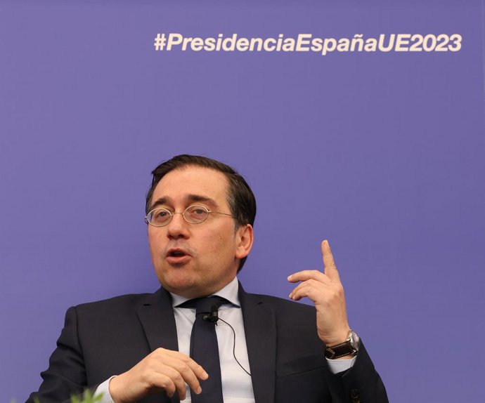 El ministro de Asuntos Exteriores, Unión Europea y Cooperación, José Manuel Albares, interviene durante la inauguración del Foro de la Sociedad Civil para la Presidencia del Consejo de la UE, en la sede del Ministerio, a 17 de abril de 2023, en Madrid (