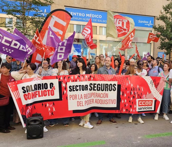 Concentración de trabajadores del sector asegurador en la sede de la patronal de los seguros, Unespa, en Madrid, a 21 de abril de 2023.