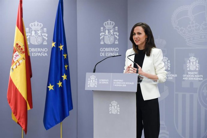 La secretaria general de Podemos y ministra de Derechos Sociales y Agenda 2030, Ione Belarra, ofrece una rueda de prensa por la ley de la vivienda, en el Ministerio de Derechos Sociales y Agenda 2030, a 14 de abril de 2023, en Madrid (España). El Gobier