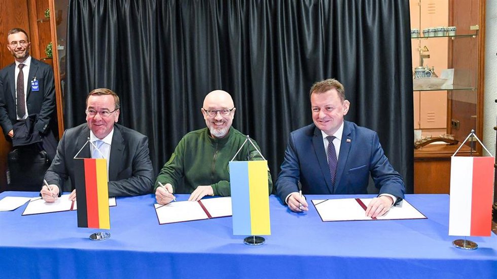 El ministro de Defensa de Alemania, Boris Pistorius, el ministro de Defensa de Ucrania, Oleksi Reznikov y el ministro de Defensa polaco Mariusz Blaszczak, en Ramstein (Alemania)