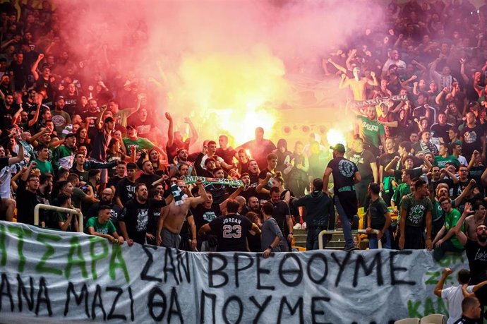 Archivo - Panathinaikos Athens BC fans during the Turkish Airlines Euroleague Basketball match between Panathinaikos BC and Real Madrid on October 6, 2022 at OAKA ALTION Arena in Athens, Greece - Photo Stefanos Kyriazis / LiveMedia / DPPI