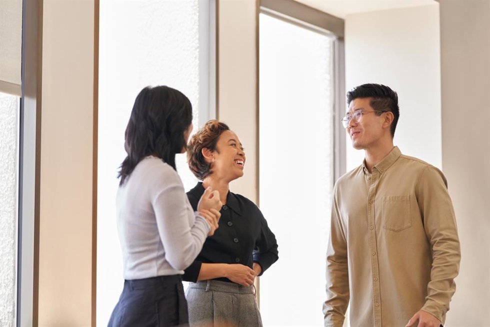 Recursos de tres empleados hablando
