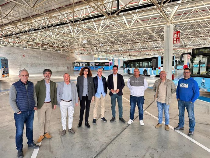 El portavoz municipal y candidato del PSOE a la Alcaldía, Daniel Fernández, en su visita a las instalaciones del TUS