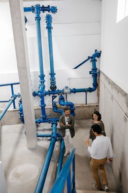 El consejero de Vivienda del Cabildo de Tenerife, Zebenzuí Chinea, en una visita a un depósito de agua en Arafo
