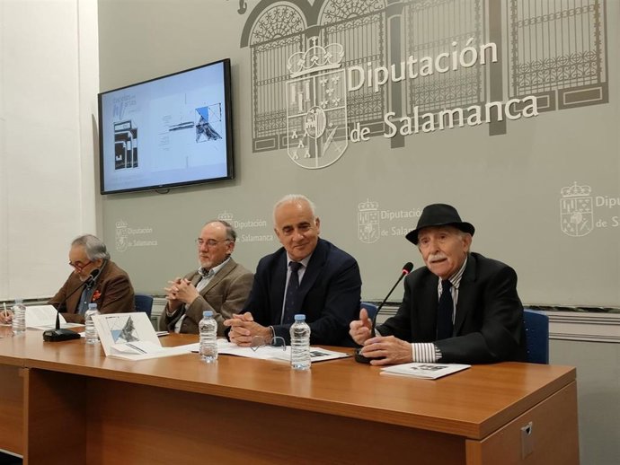 Presentación del número 68 de 'Papeles del martes' en la Diputación con la presencia de José María Benéitez, Agustín B. Sequeros, Jesús María Ortiz y Luis Frayle, de izquierda a derecha