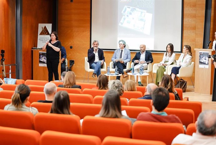 FAAM y CAAT analizan la necesidad urgente de diseñar y construir viviendas accesibles en unas jornadas en Almería