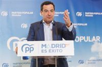 Juanma Moreno avisa en el sur de Madrid que votar a los alcaldes del PSOE es darle un aval a Sánchez: "No se lo merece"