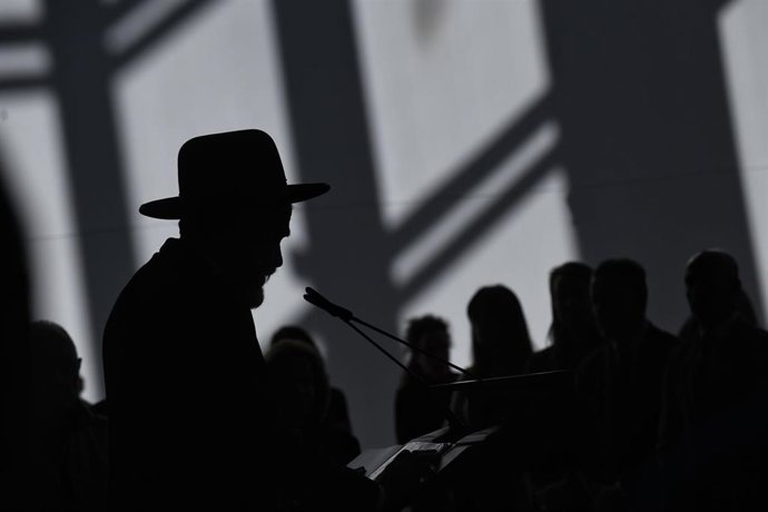 Archivo - Un rabino celebra unas oraciones por las víctimas del Holocausto durante una ceremonia para conmemorar el Holocausto, en la Asamblea de Madrid, a 31 de enero de 2023, en Madrid.